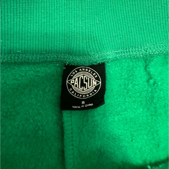 Pacsun green sweatpants with flowers on hip and leg
Size small
Only worn once - Picture 3 of 3